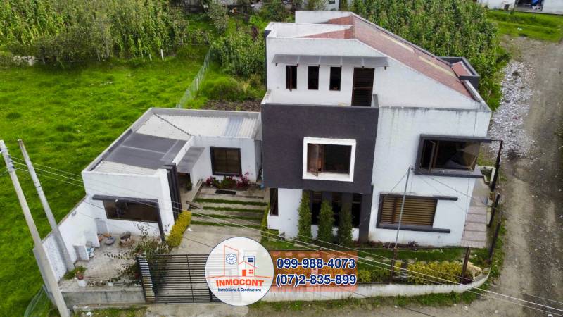C1132 AMPLIA CASA CON ÁREA VERDE